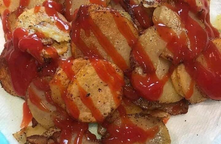 Crispy Pan-Fried Potato Slices with Ketchup – A Simple Snack to Savor